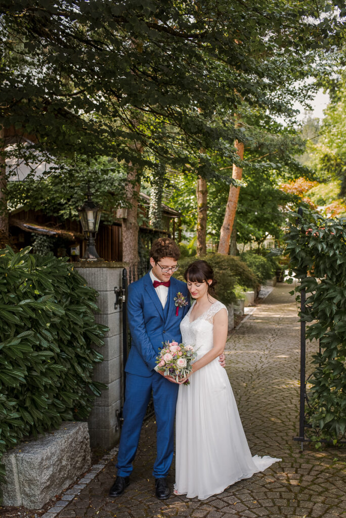 hochzeitspaar in nidwalden vor eingang