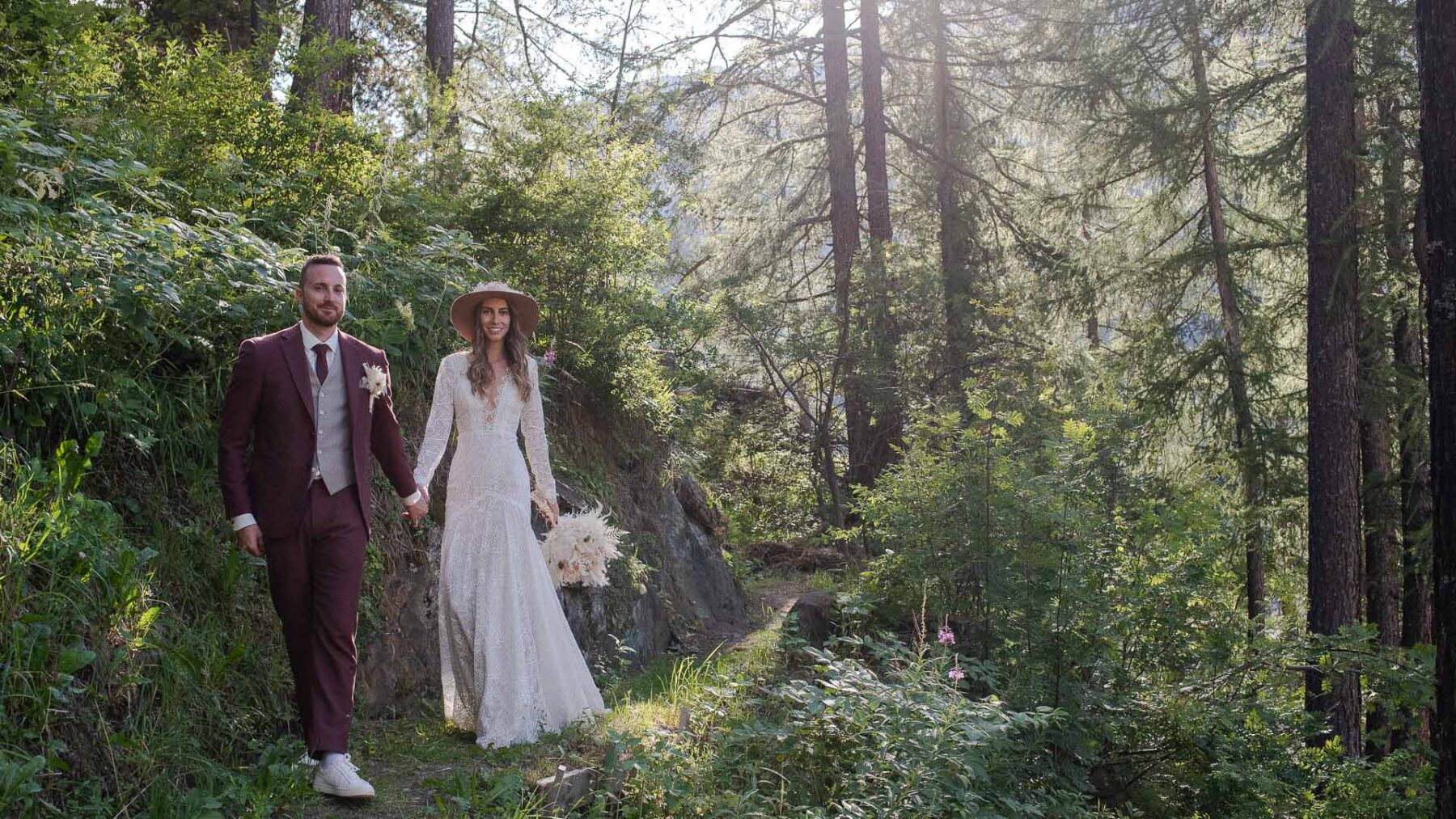 Brautpaar läuft Hand in Hand beim After Wedding Shooting im Wald in St. Gallen