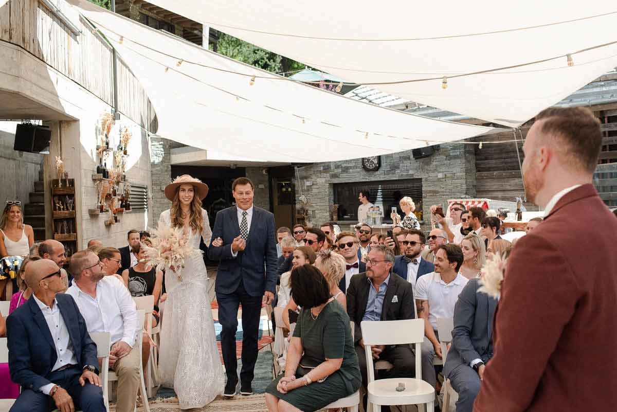 Braut wird von ihrem Vater zur freien Trauung bei einer Hochzeit in St. Gallen geführt
