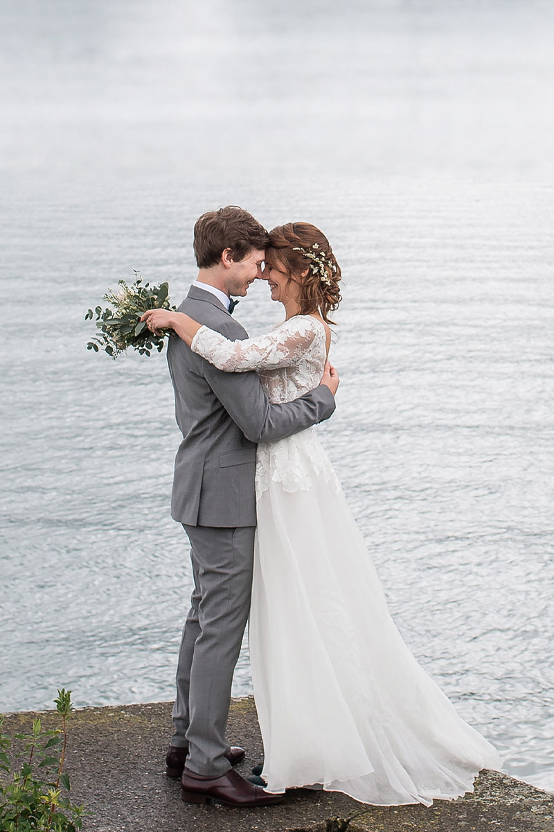 Hochzeitspaar steht eng umschlungen am Vierwaldstättersee