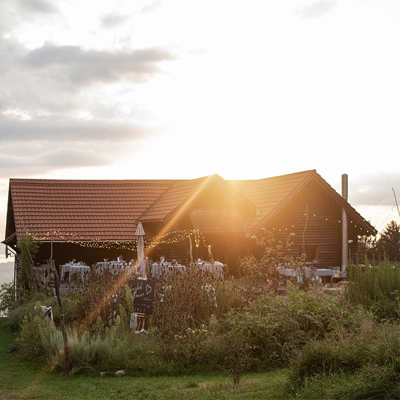 Hochzeitslocation in der Natur mit Sonnenuntergang und leuchtenden LEDs